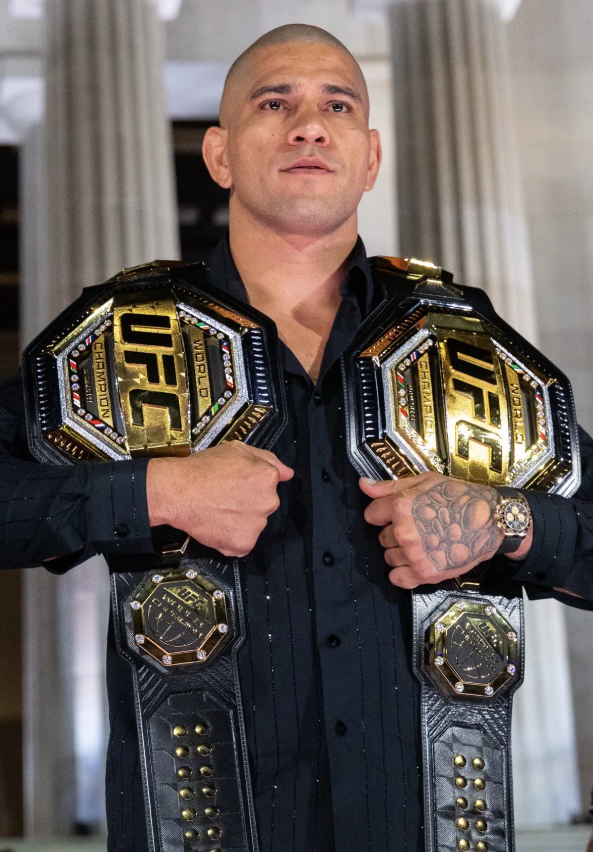 ალექს პერეირა UFC-ის ორი საჩემპიონო ქამრით პრესკონფერენციაზე, 2026 წლის ივნისი